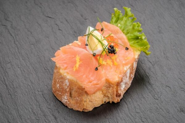 Hnuta’s Gourmet Mix Lachsfilet - Brötchen Catering
