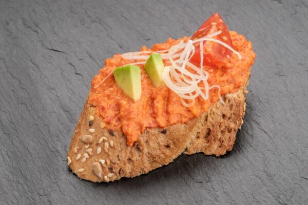 Hnuta’s Gourmet Mix vegan Spicy Paprika-Aufstrich - Brötchen Catering
