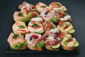 Hnutas-Canapes-Mix - Klassisch und zeitlos für Firmenfeiern: Sekt, Brötchen & Desserts aus einer Hand!