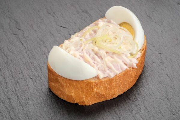 Hnuta's Klassiker Mix Wurstsalat - Brötchen Catering