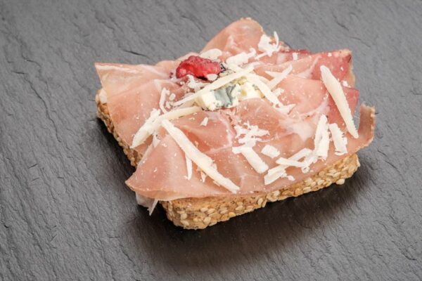 Hnuta’s Vollkorn Prosciutto - Brötchen Catering