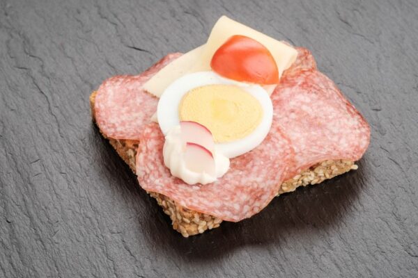 Hnuta’s Vollkorn Salami - Brötchen Catering