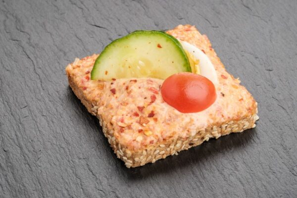 Hnuta’s Vollkorn Roter feuriger Aufstrich - Brötchen Catering