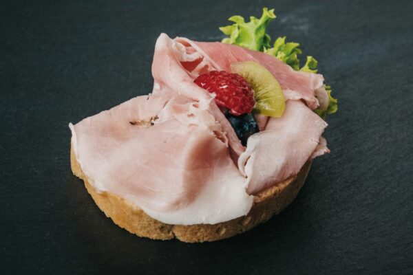 Hnuta’s Canapes Mix Schinken - Brötchen Catering Hnuta’s Canapes Mix Schinken - Brötchen Catering