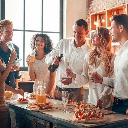 Klassisch und zeitlos für Firmenfeiern: Sekt, Brötchen & Desserts aus einer Hand!