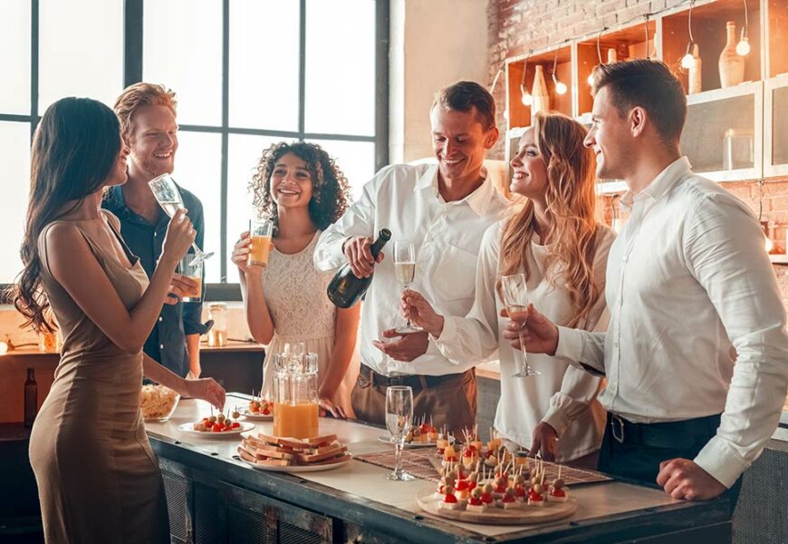 Klassisch und zeitlos für Firmenfeiern: Sekt, Brötchen & Desserts aus einer Hand!