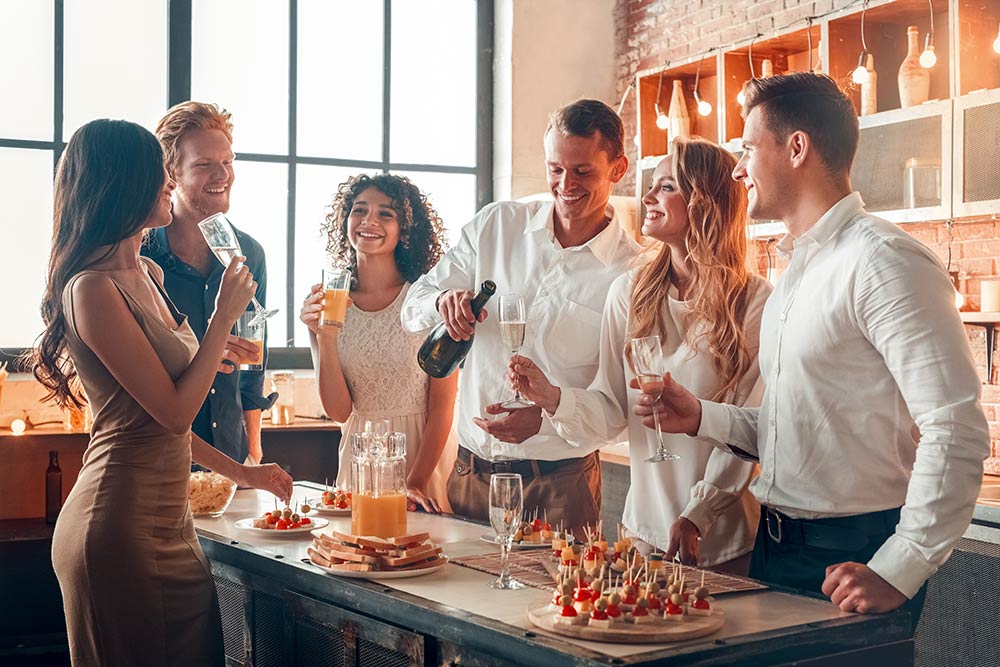 Klassisch und zeitlos für Firmenfeiern: Sekt, Brötchen & Desserts aus einer Hand!