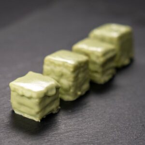 Hnuta’s glasierte Petit Fours Mix Pistazienwürfel