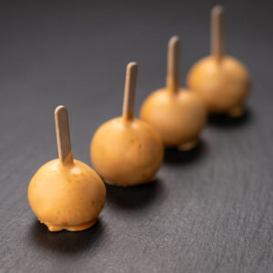Hnuta’s glasierte Petit Fours Mix Marillenlollies