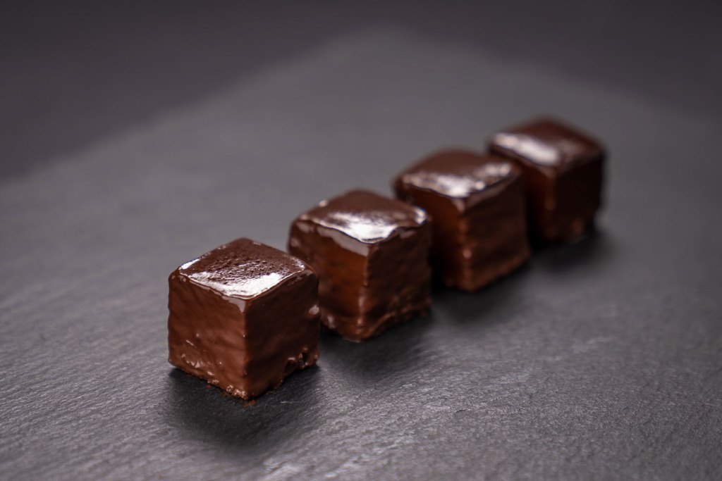 Hnuta’s glasierte Petit Fours Mix Sacherwürfel