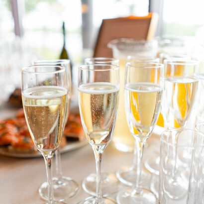 Klassisch und zeitlos für Firmenfeiern: Sekt, Brötchen & Desserts aus einer Hand!