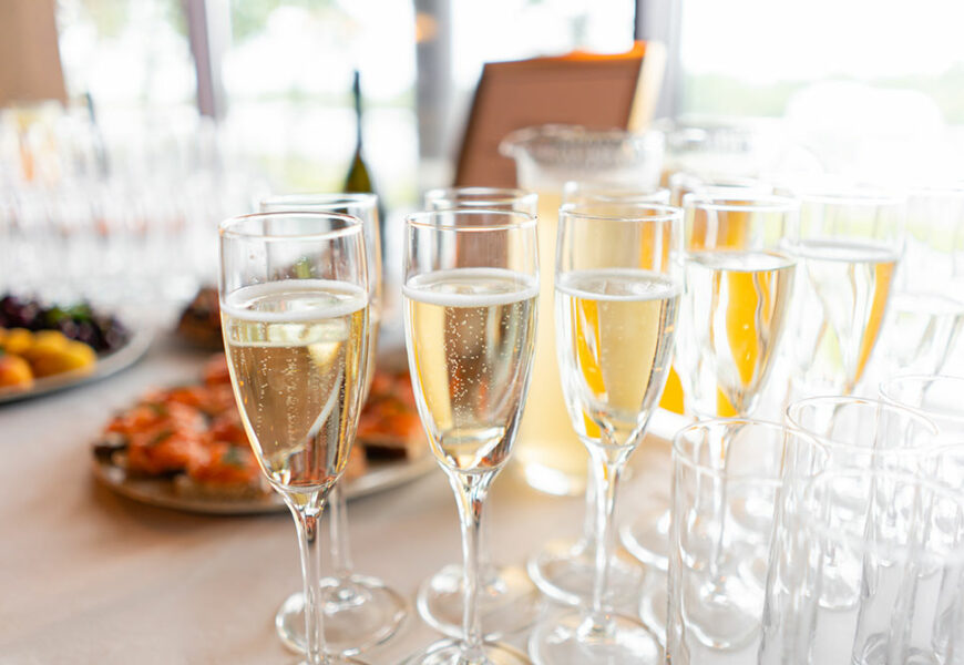 Klassisch und zeitlos für Firmenfeiern: Sekt, Brötchen & Desserts aus einer Hand!