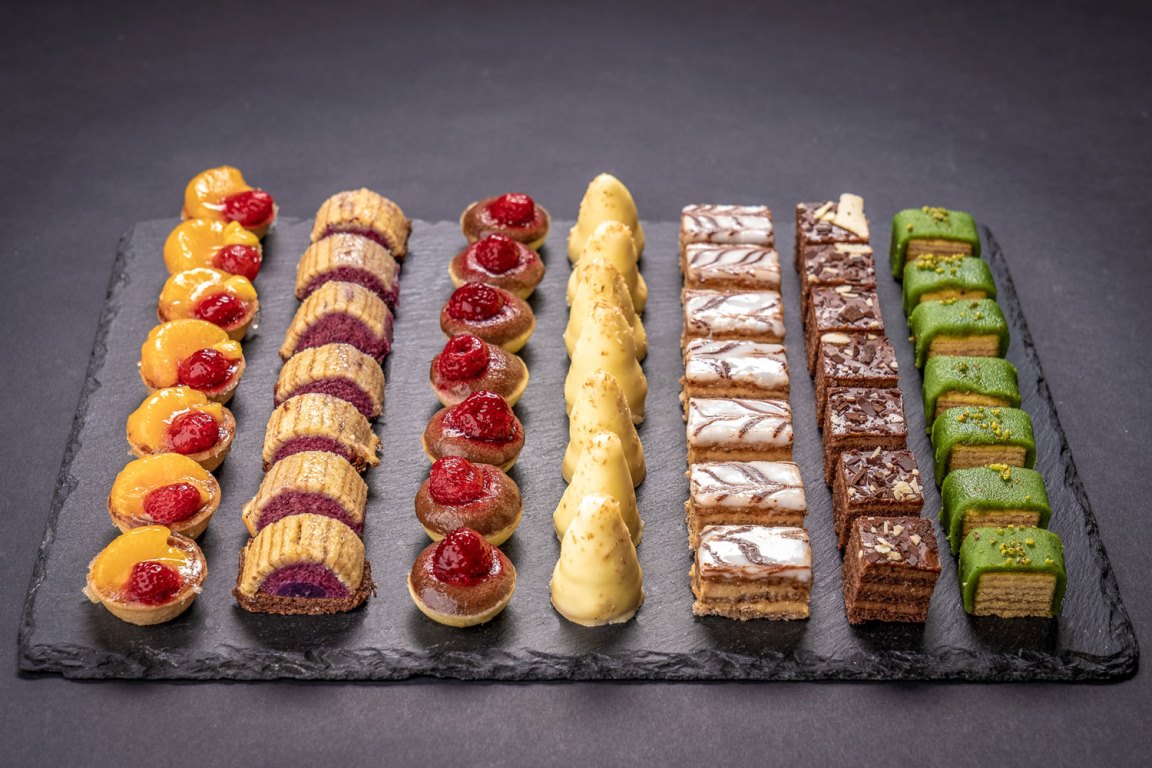 Hnuta’s Wiener Naschereien Petit Fours Mix - Brötchen Catering